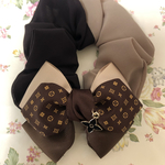 モノグラム柄 (ブラウン)のチャーム付きリボンシュシュ