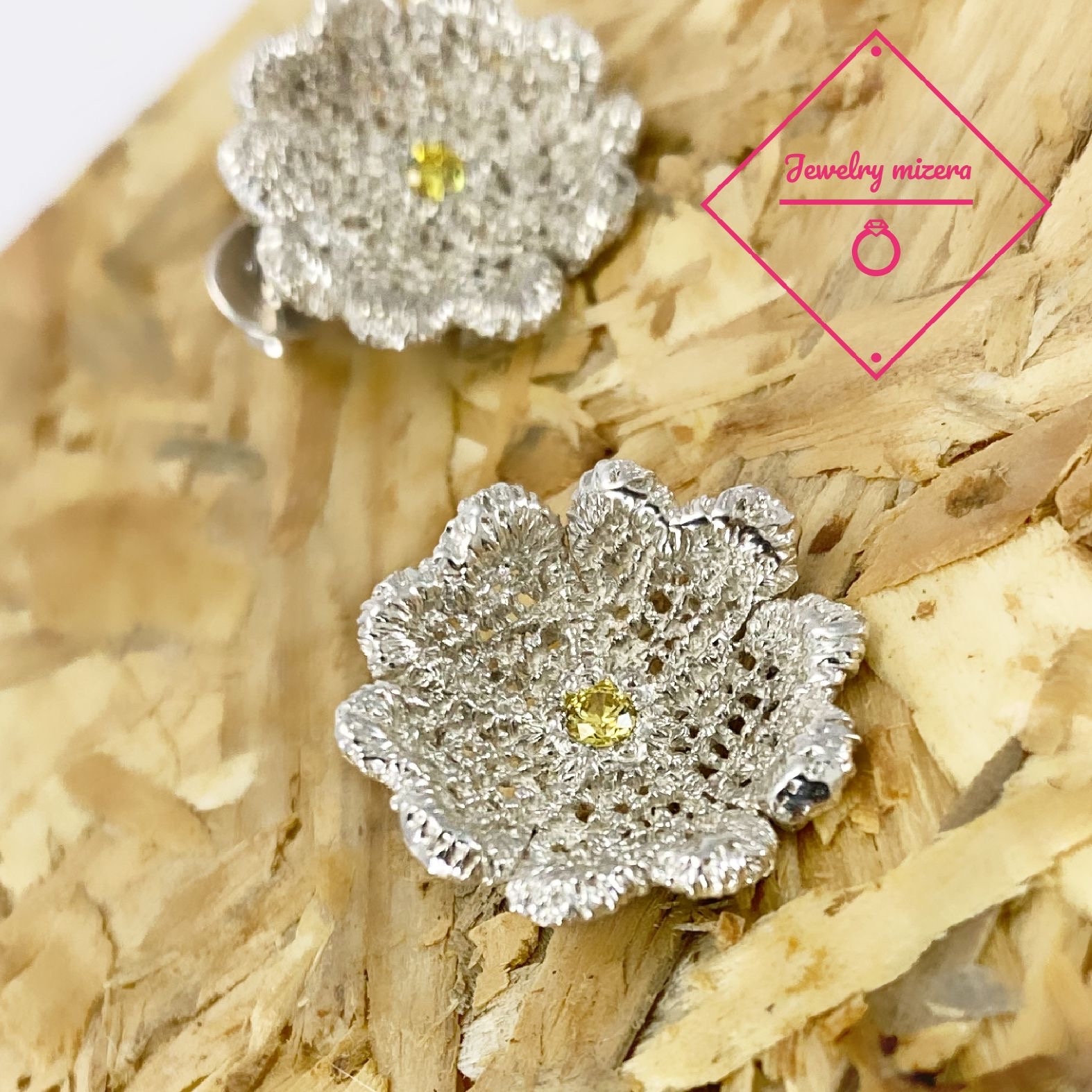 繊細なお花レースの石入りピアス