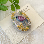 刺繍ブローチ大　小鳥とミモザリース　ベージュ