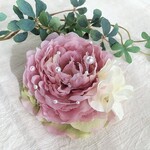 【コサージュ】スモーキーピンクのピオニーに白アジサイを添えて