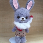 【SALE】ハンドメイド　マフラー🧣をまいたちびウサギちゃんうさぎあみぐるみ　ストラップやバッグチャーム加工オプション有り