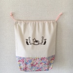 フロッキー巾着袋  女の子柄  お着替え・体操着袋(生成り×ピンク花柄)木馬
