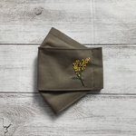 ミモザの刺繍入り　ハーフリネンマスク