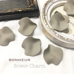 【送料無料】大ぶり  花びらチャーム  マットカラー  グレー  4pcs