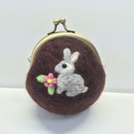 花うさぎの羊毛がま口(口金7.5cm・焦茶色)