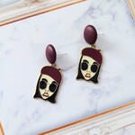 赤いベレー帽のサングラスおじさんピアス