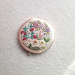 リネンと刺繍の春の野の花コンパクトミラー