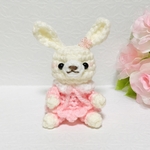 ピンクのワンピースを着たうさぎ 