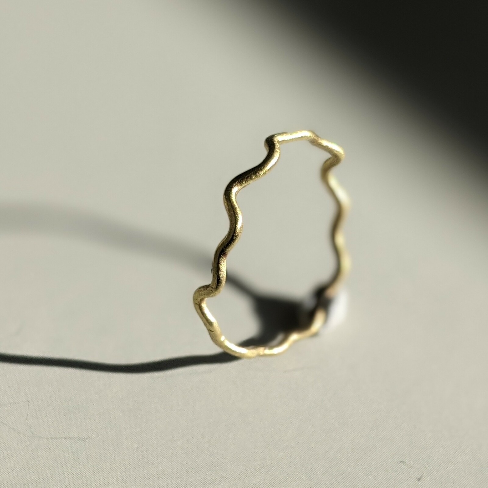 TheNewYouthPark ユニークな波形デザインリング Tiny Pyramid Studs Ring : Edged｜タイニー・ピラミッド