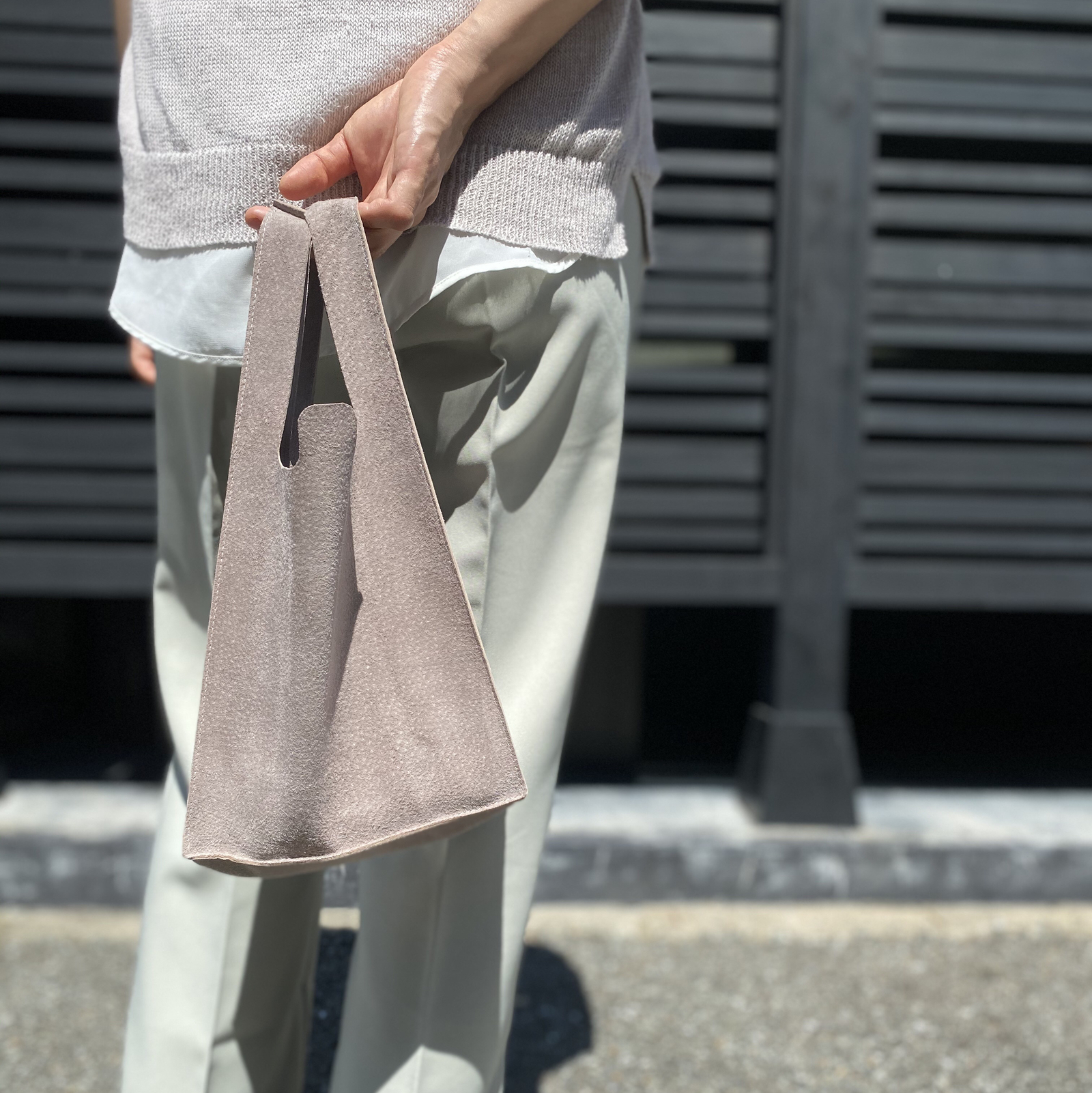 「近場のお出掛けでも手を抜いてない感出したい♡」　小さな革のレジブクロ(M) グレージュ　スエード　レザーバッグ