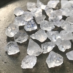6個 Sサイズ ラフロック クリスタル 水晶 原石 小粒 タンブル 穴あり 天然石 素材 パーツ ハンドメイドパーツ 素材 粒売り クリア ホワイト再販