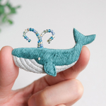クジラの手刺繍ブローチ