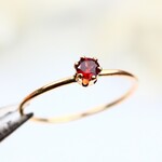 ≪14kgf≫ 3ｍｍ石（0.1ct）　ガーネット　ストレートタイプ／アレルギー対応　存在感　天然石　指輪　つけっぱなしOK