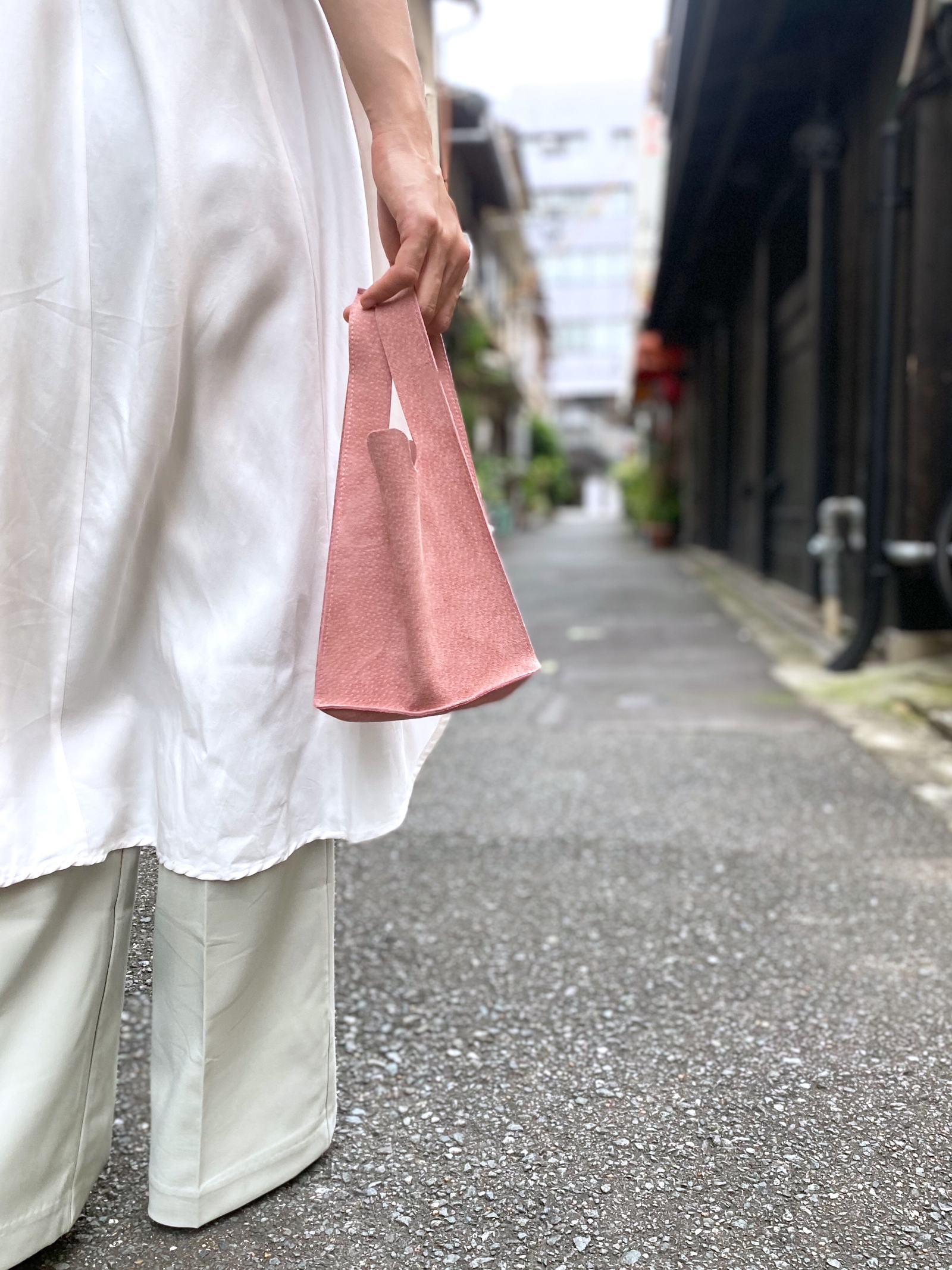 「お仕事の休憩中に使うサブバッグに」小さな革のレジブクロバッグ(S) 　ピンクベージュ　スエード　レザーバッグ　ミニバッグ　くすみカラー
