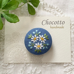 刺繍ブローチ　白い花　ブルー