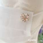 再販×2♪  マスクチャーム　マグネットタイプ　豪華なお花　ゴールドカラー　マグネットピアス　マスクピアス　お花　ホワイト　マスク　春