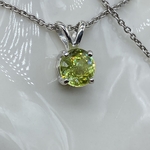 スフェーンのシンプルネックレス～グリーン系(1.16ct)