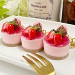 マカロンいちごムースケーキキーホルダー