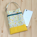 カラフルカラーのふわふわ小花柄スマホポーチ　大きめ　クッション性　iphoneケース　スマホケース　通帳ケース　小物入れ　ラッピング対応　春　黄色帆布　イエロー　　592