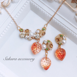 【再販2】ガラスいちご×フラワー　ネックレス  ピアス　セット