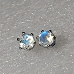 レインボームーンストーンスタッドピアス