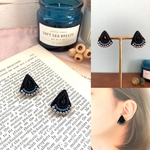 ビーズ刺繍＊ブラック・ブルーさんかくピアス