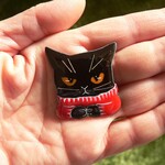 七宝焼・セーターを着たくろねこ（朱赤・イカ耳）