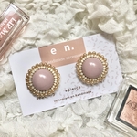 カボションのビーズのアクセサリー（ピンク）　　::ビーズ刺繍:ビーズ:刺繍:イヤリング:ピアス:樹脂イヤリング:樹脂ピアス:パール:アンティーク:レトロ::
