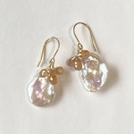 淡水ケシパールとブラウンジルコンの花びらピアス