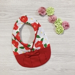 大きな白椿と赤袴のスタイ❁⃘*.ﾟ