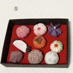 ⑤和菓子ミニ　和裂を使って作りました。おひな様がニッコリしそうな　美味しそうな上生菓子あり　お饅頭あり。箱入り9個セットにしました。今年のひな祭りは　家族みんなでを楽しんでください