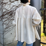 【リネンコットン】フリルハイネックバックくるみボタンベージュのブラウス