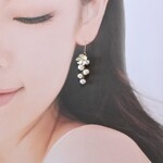 ＊14ｋｇｆ＊可憐な白銀色の小花とたわわな淡水パールのピアス＊イヤリングに変更可能＊フラワー＊卒業式＊入学式*入園式