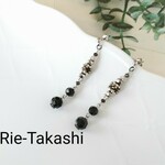 ブラックガラスとメタリックシルバーが揺れるクールなピアス