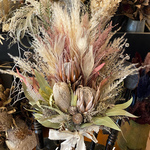 Sweet Chic キングプロテアwhite孔雀フェザーbouquet