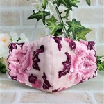 ピンク色の牡丹の花が刺繡してあるゴージャスなチュールレースのマスク