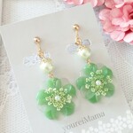 グリーンの花のイヤリング