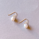 ［小粒］揺れるバロックパールの一粒ピアス/イヤリング