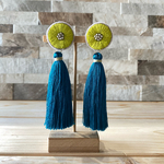 レモンイエローの丸い刺繍とビビットブルーのタッセルピアス