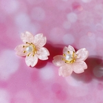 桜ピアス/イヤリング ちょっと大きめのサイズ ラメ入り薄いピンク