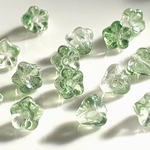 澄み渡る、ベルフラワー。20個set4×6㎜薄緑×クリア　ベルフラワーチェコビーズ