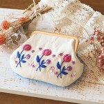 小花の刺繍とビーズのがま口ポーチ
