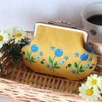 小花の刺繍とビーズのがま口ポーチ、イエロー