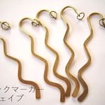 お好きなチャームをぶら下げて。シンプルなブックマーカー金具(ウェーブ/金古)/5本セット
