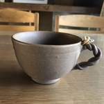 陶器　マロンベージュのマグカップ