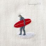 北風の中を行く極寒サーファーの手刺繍トレーナー