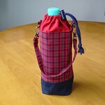 赤いチェック柄　ペットボトルカバー