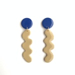 wavy dangle ＜blue × beige＞ くねくねピアス/イヤリング(アレルギー対応)
