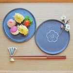 桜花紋丸皿／黒・焼き〆陶器（レンジ、オーブン、食洗機ＯＫ）