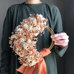 オレンジかすみ草とスターチスのハーフリース